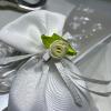 pochette en satin ornée d'une fleur en tissus beige et verte - lamandine dragées confiserie