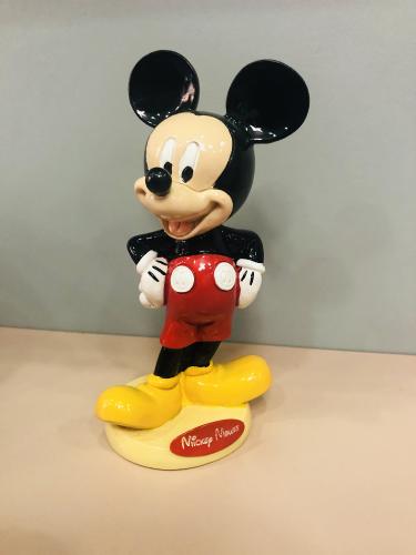 Veritable sujet mickey mousse Disney en resine de taille 15 cm.mickey avec un large sourrire à les mains à la taille