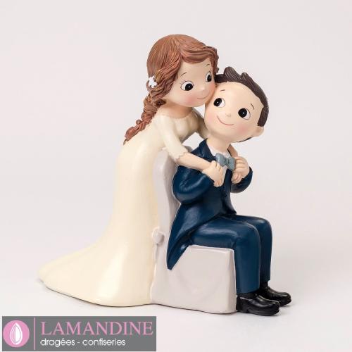 lamandine - Belle figure de gâteau dans laquelle la mariée et le marié se regardent doucement tout en se tenant la main